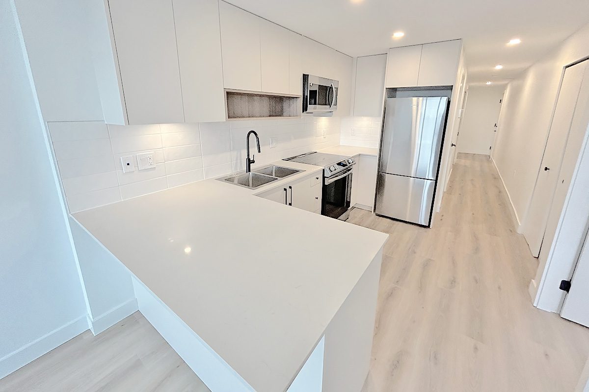 3068 Kingsway suite kitchen